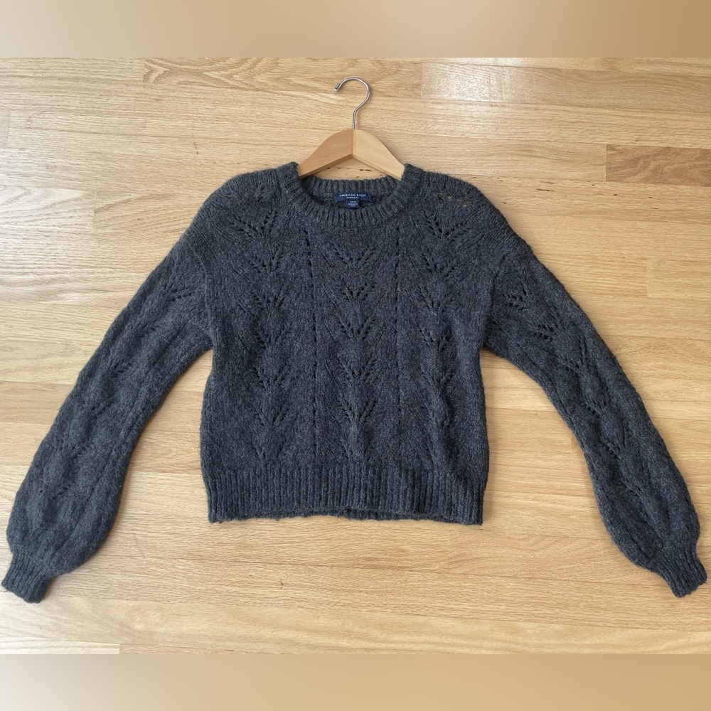 American Eagle Cropped Fit Gray Sweater Size Small in Excellent Condition